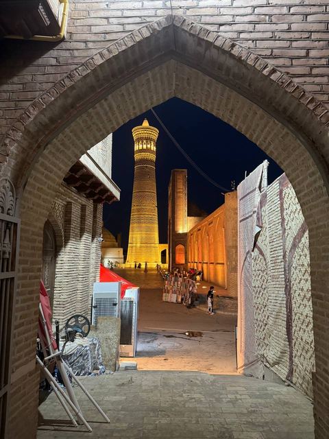 Минарет Калян ночью, Бухара